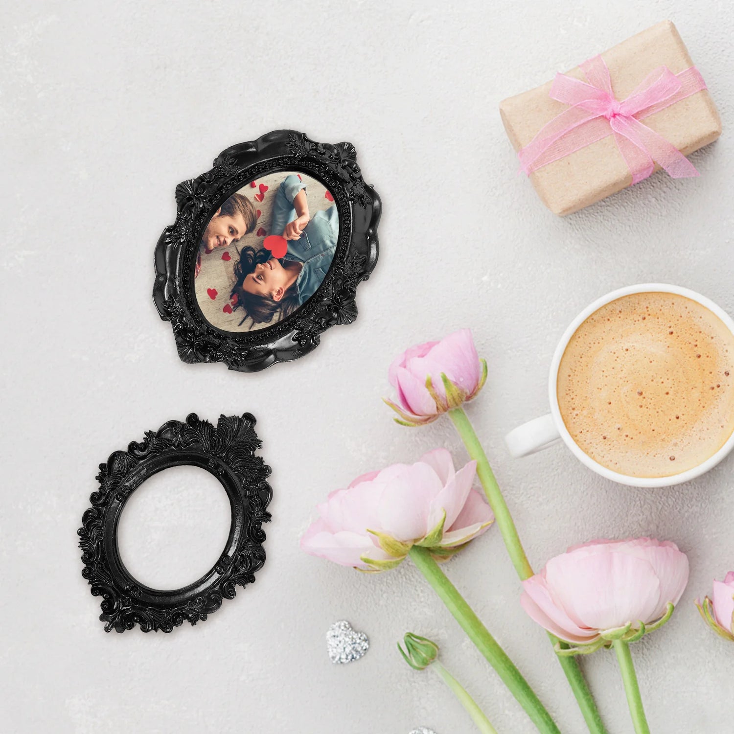 Cadre photo vintage utilisé comme présentoir de bijoux sur une étagère
