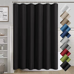 Rideau de douche noir en polyester, suspendu sur une tringle avec anneaux, offrant un style élégant et moderne. Plusieurs coloris disponibles sur le côté, dont beige, bleu, gris, rouge et vert. Salle de bain au design épuré avec étagères blanches en arrière-plan.