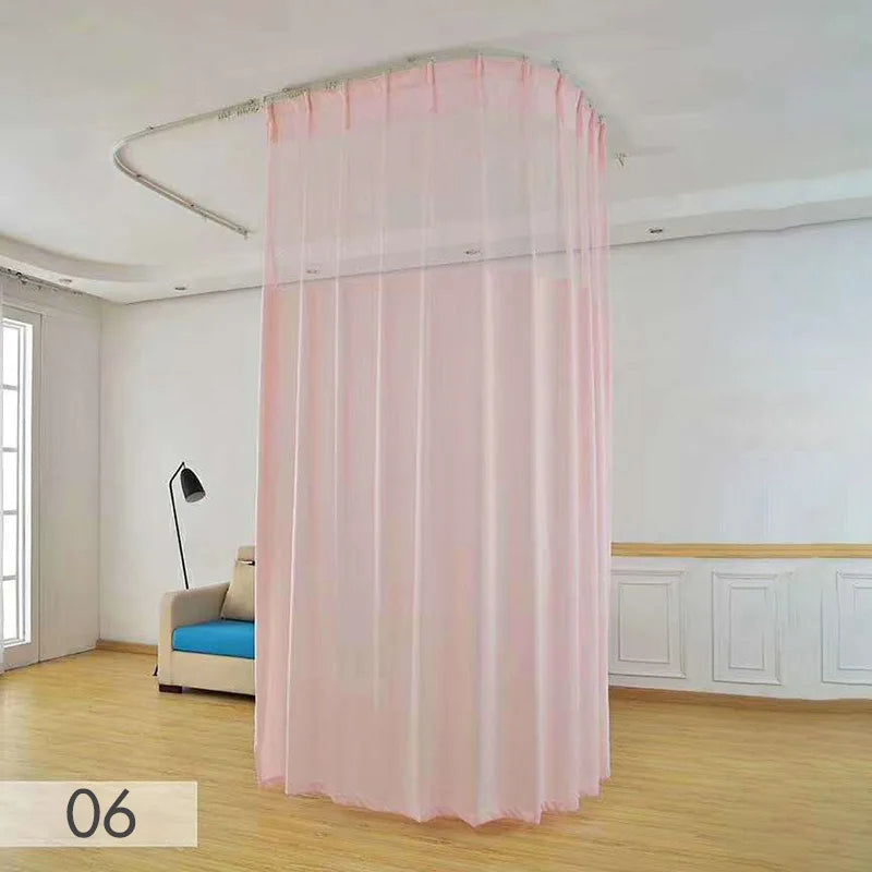 Rideau de séparation en couleur bleu marine dans un salon