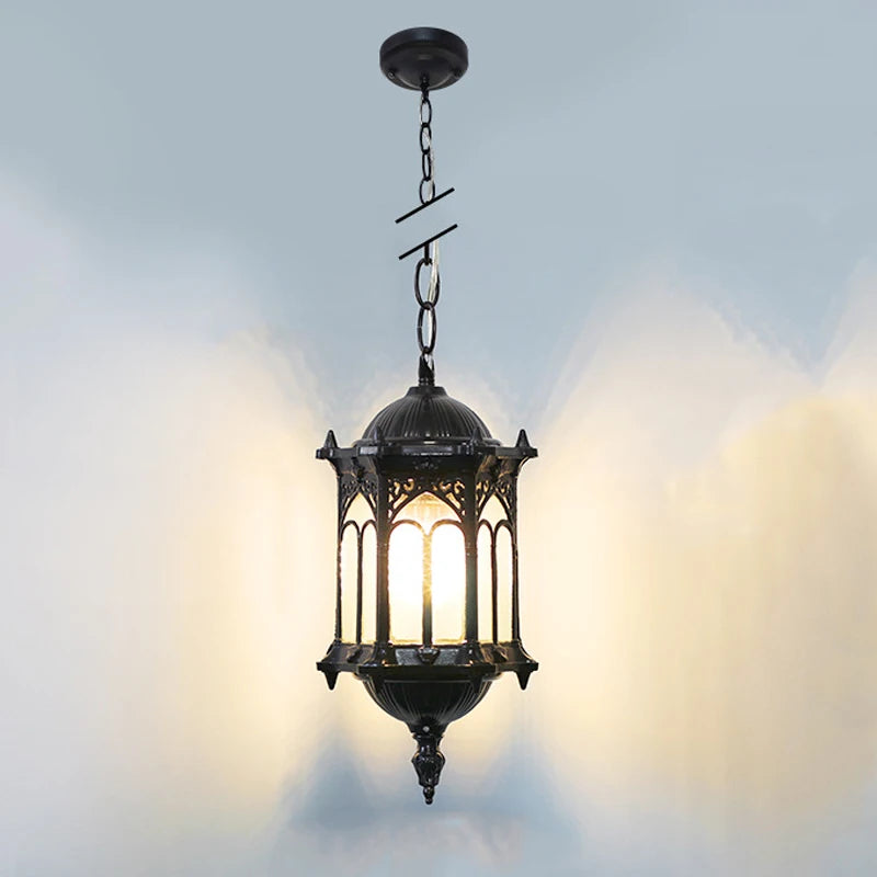 Lampe suspendue installée dans un jardin avec éclairage chaleureux