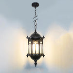 Lampe suspendue installée dans un jardin avec éclairage chaleureux