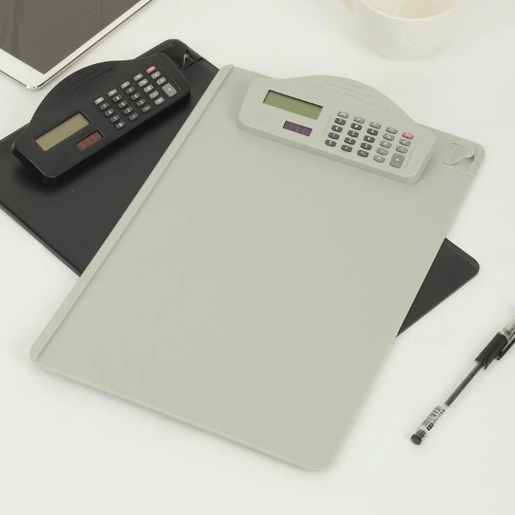 Presse-papiers noir posé sur un cahier