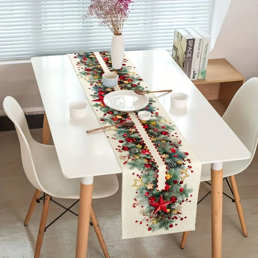 Décoration de table festive avec nappe ornée de branches de sapin, de baies rouges et d'étoiles dorées.