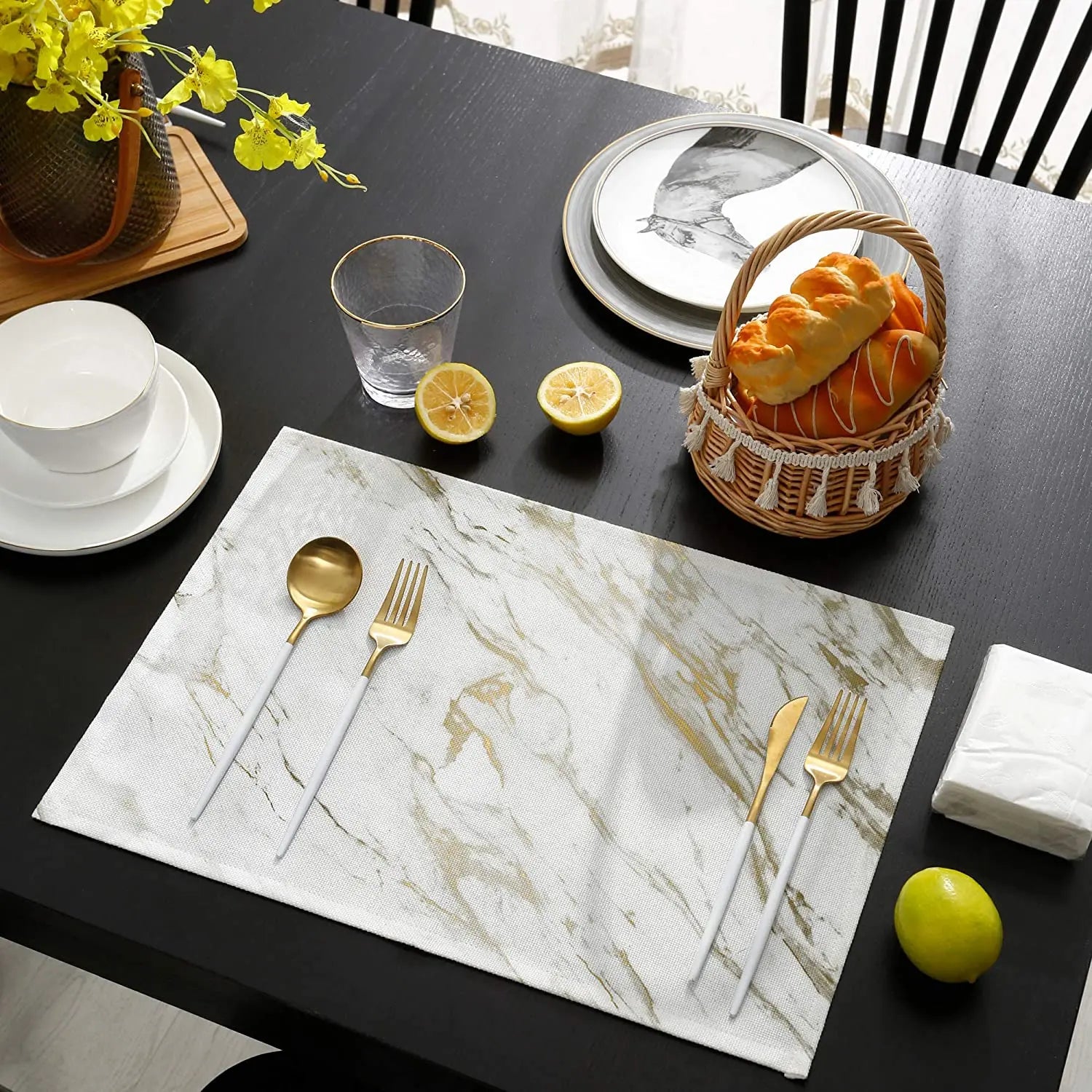 Détail du motif marbre blanc et or sur set de table