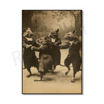 Une image en noir et blanc montrant des souris habillées en costumes de gentlemen dansant dans une forêt enneigée.