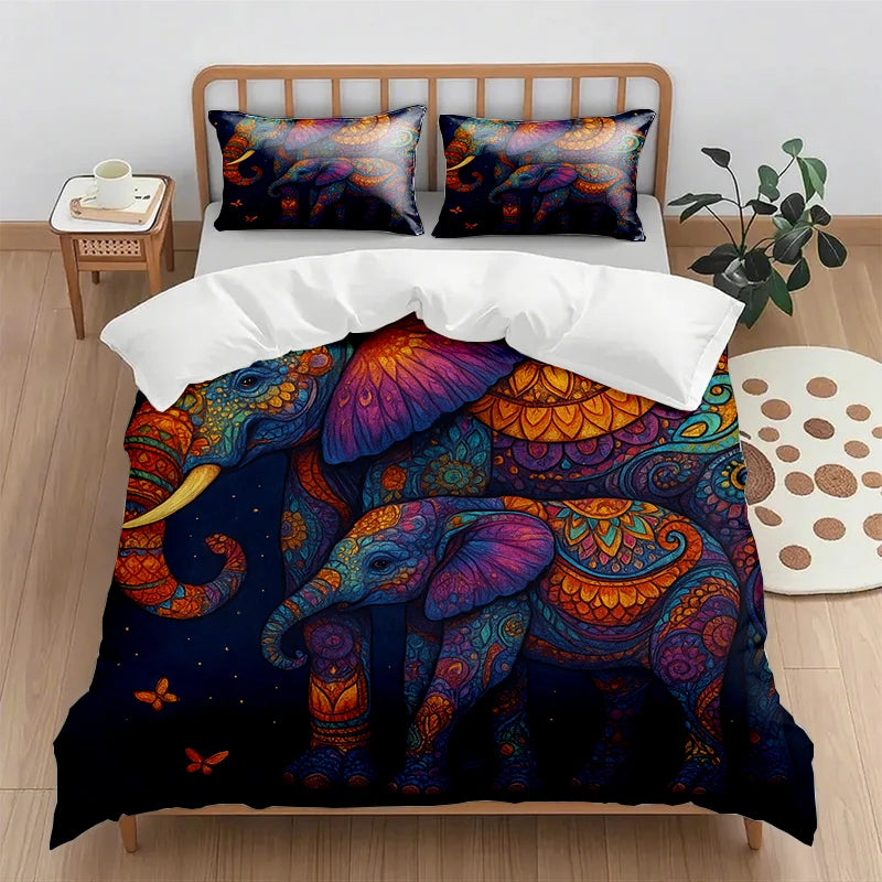 Cette image montre un ensemble de literie décoré de motifs colorés et complexes représentant des éléphants stylisés aux teintes vives sur un fond sombre, créant une impression de profondeur et d'exotisme.