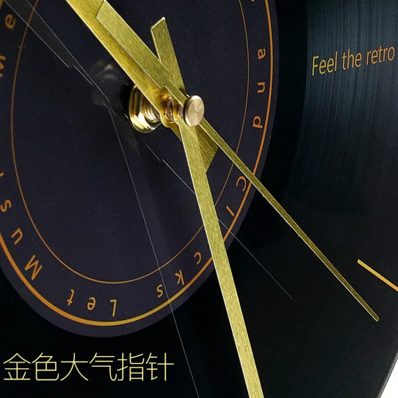 Horloge murale design rouge sur mur blanc cuisine