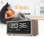 Réveil radio design orange sur bureau avec accessoires de décoration