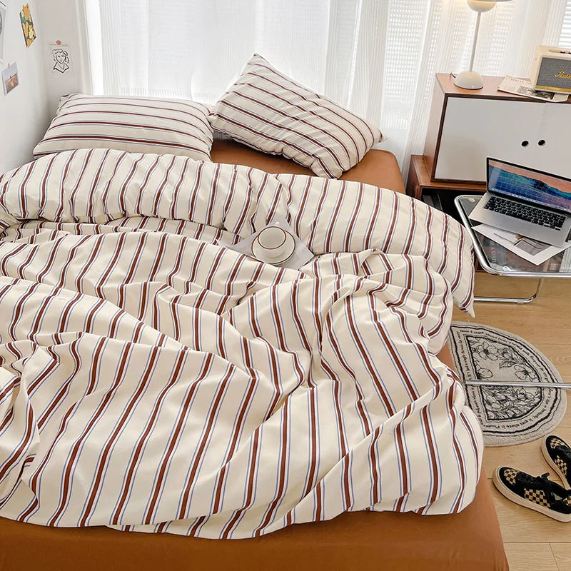 Parure de lit rayures dans une chambre décorée style nordique