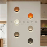 Détail de l'applique murale LED design avec abat-jour gris