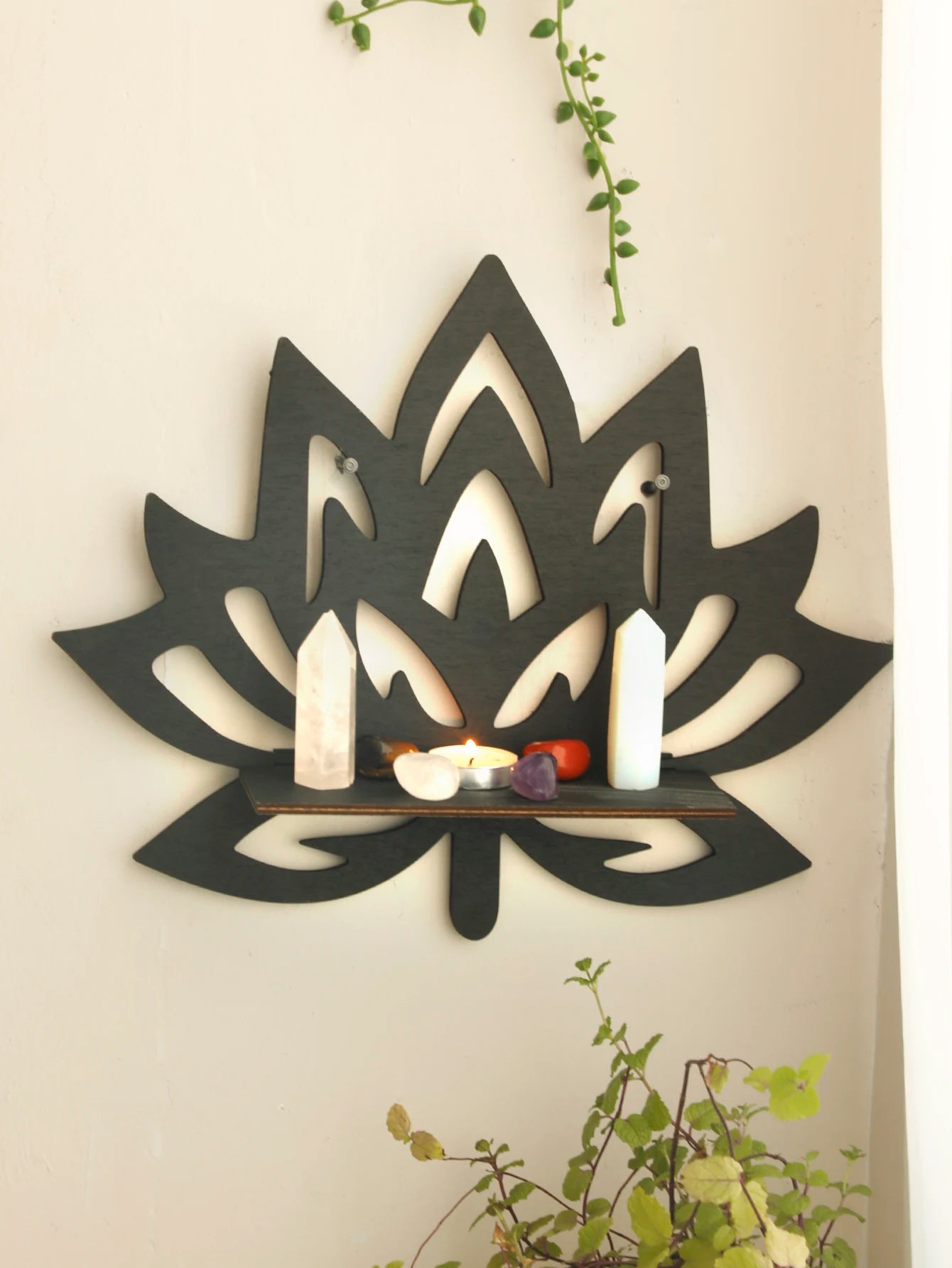 Étagère flottante en bois noir avec motif lotus pour décoration murale