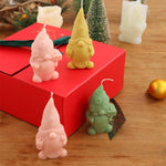 Bougies lutins de Noël faites maison avec moule en silicone, ambiance festive intérieure