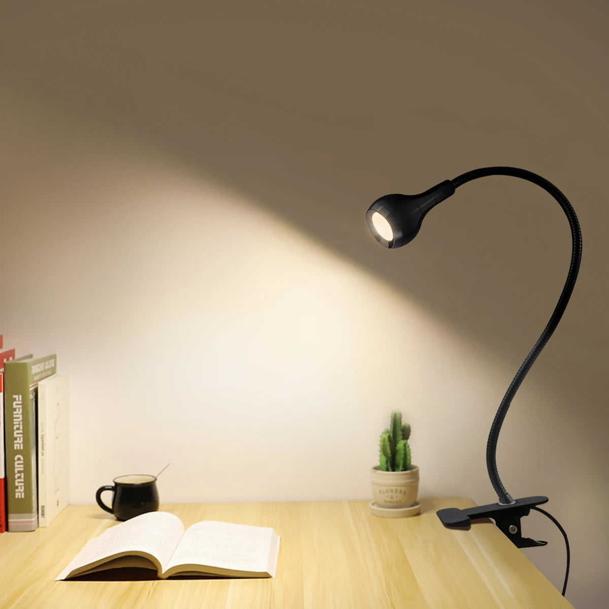 Lampe de lecture USB noire avec pince flexible sur un bureau moderne