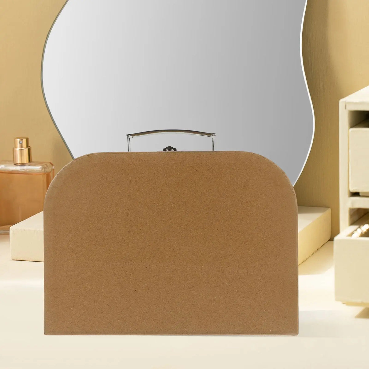 Boîte de rangement décorative posée sur une étagère