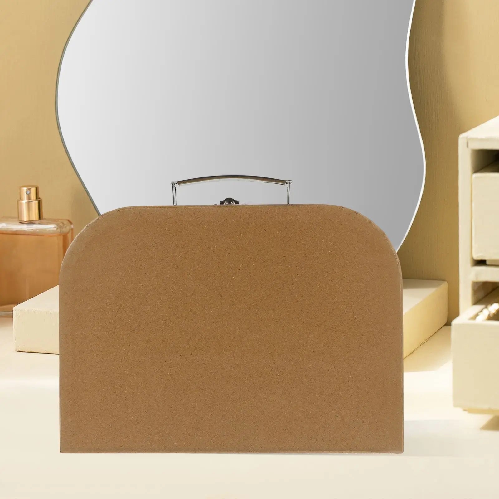 Boîte de rangement décorative posée sur une étagère