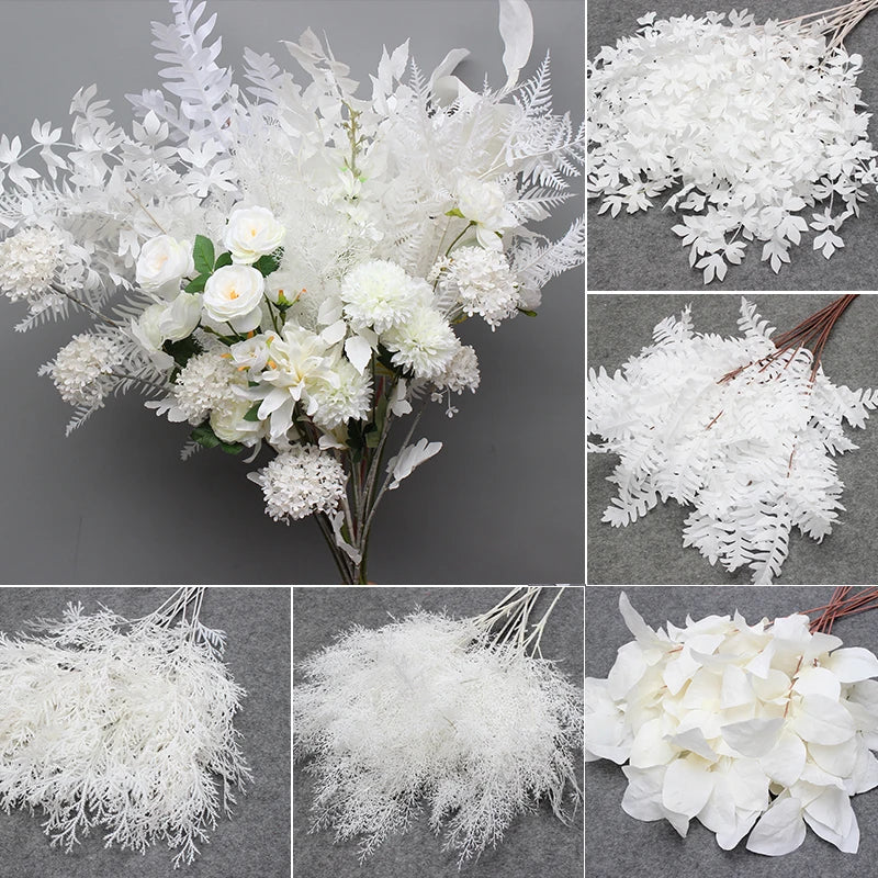 Fleur blanche en plastique avec feuilles
