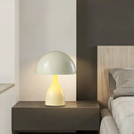 Lampadaire champignon dans un salon moderne