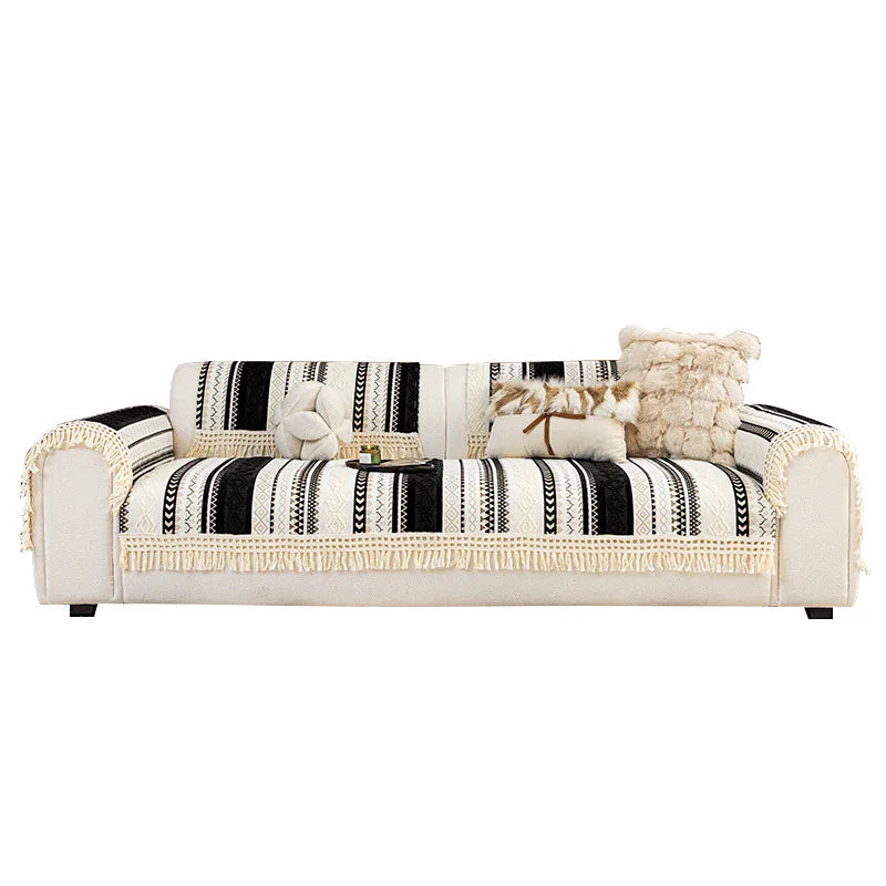 Canapé à motifs ethniques en blanc et noir avec des coussins moelleux pour un style bohème élégant.