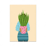 Une personne dans une veste à rayures tenant un pot de plantes d'intérieur devant son visage, sur un fond beige.