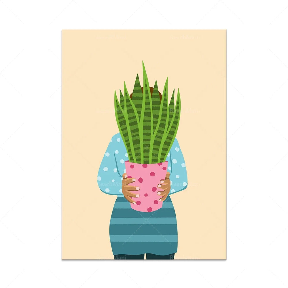 Une personne dans une veste à rayures tenant un pot de plantes d'intérieur devant son visage, sur un fond beige.