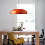 Lampe LED rouge suspendue au-dessus d'une table de cuisine