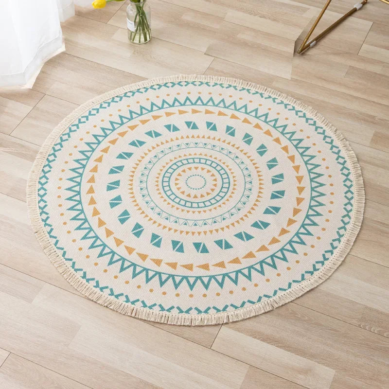 Tapis rond de style géométrique aux motifs colorés et dynamiques, disposé sur un sol en bois clair.
