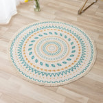 Tapis rond de style géométrique aux motifs colorés et dynamiques, disposé sur un sol en bois clair.