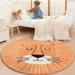 Tapis rond en forme de tête de lion dans la chambre d'enfant, avec un petit enfant assis sur le lit blanc à l'arrière-plan.