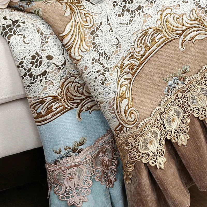 Une belle robe brodée de motifs floraux et ornée de délicates dentelles, offrant une combinaison élégante de textures et de couleurs douces.