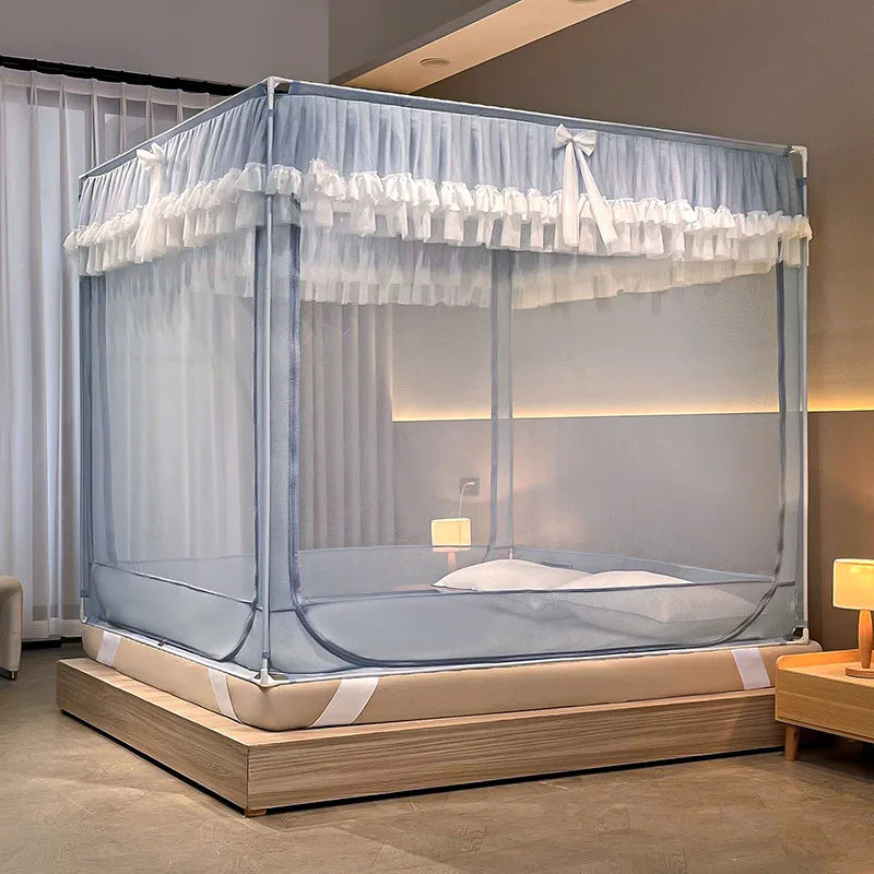 Un lit à baldaquin élégant avec un rideau moustiquaire blanc, posé sur une plateforme en bois, créant un espace de sommeil raffiné dans une chambre aux tonalités neutres.