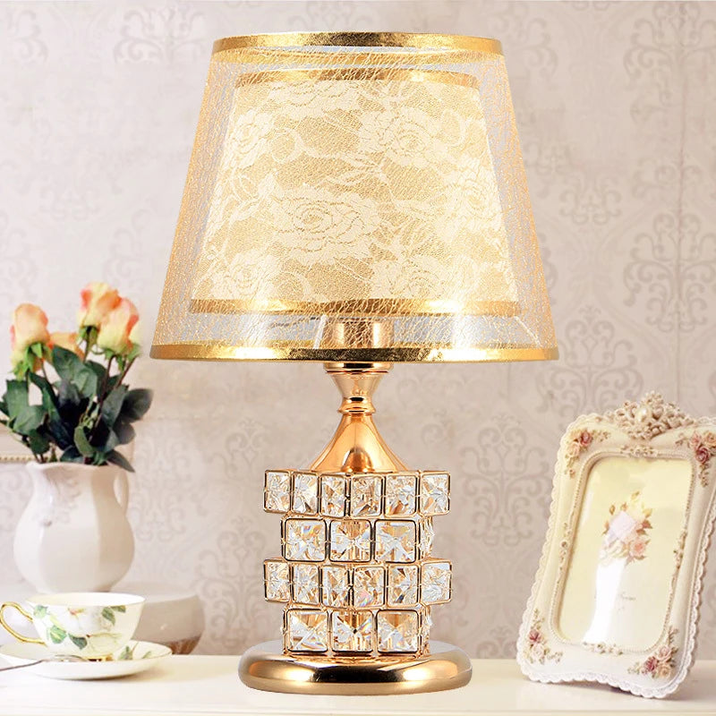 Lampe de chevet en cristal dorée style européen sur table de nuit