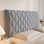 Housse de tête de lit velours extensible beige sur lit queen
