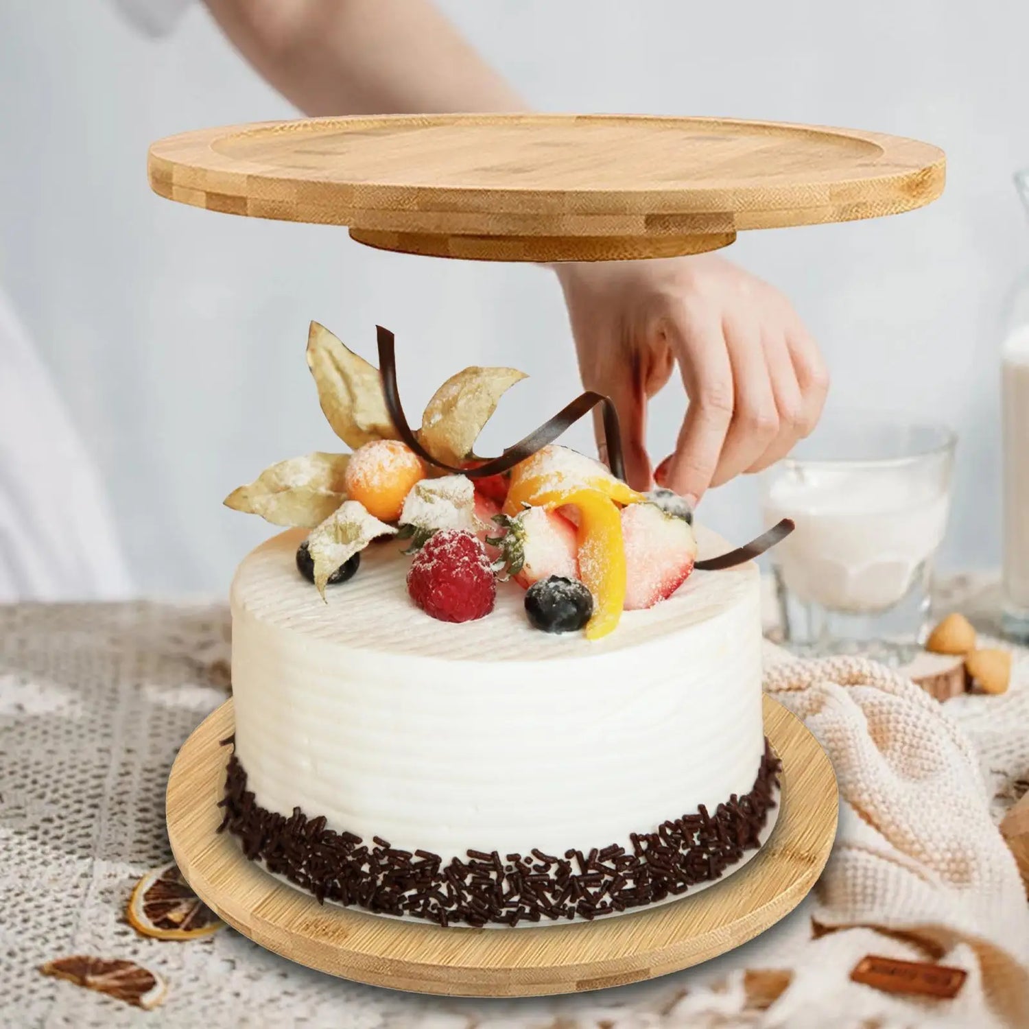 Plateau multifonction en bois avec fruits et desserts