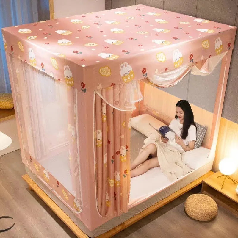Moustiquaire installée sur un lit avec baldaquin décoratif