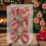 Boules de Noël rouges et blanches accrochées avec des guirlandes lumineuses