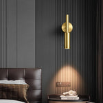 Applique murale LED en laiton rotative noire sur mur blanc