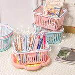 Panier de rangement multifonction avec objets du quotidien