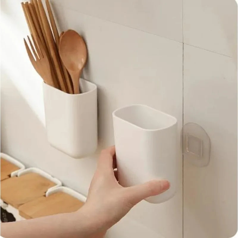 Organisation salle de bain avec porte brosse à dents mural