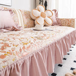 Un lit douillet et accueillant, orné de coussins moelleux et d'un joli coussin en forme de fleur, créant une atmosphère chaleureuse et féminine dans cette chambre.