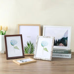 Cadre photo en bois A4 brun rustique sur mur blanc