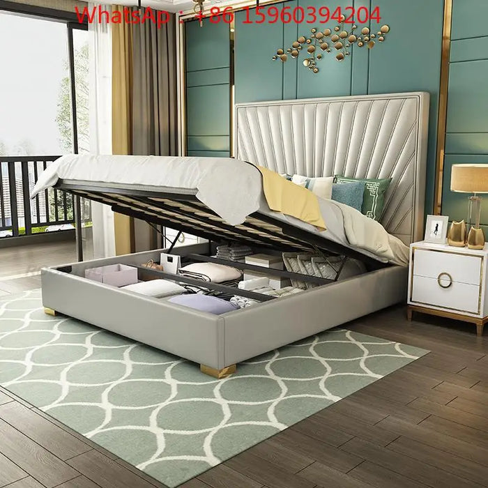 Lit en cuir blanc king size avec tête de lit moderne dans une chambre à coucher élégante