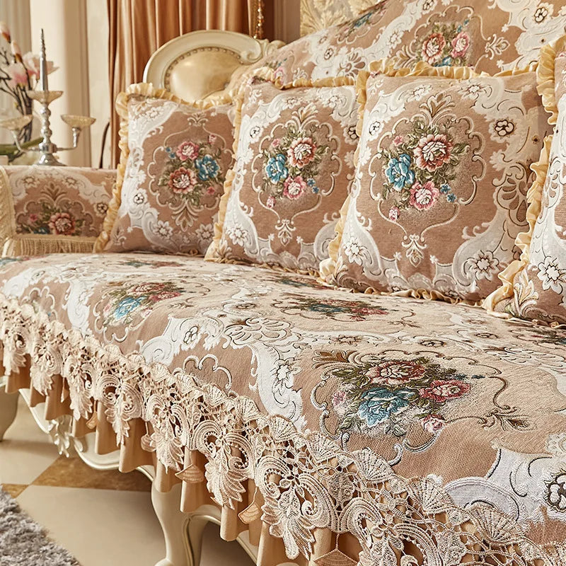 Cette image montre un canapé et des coussins aux motifs floraux et décoratifs, reflétant un style vintage et élégant.