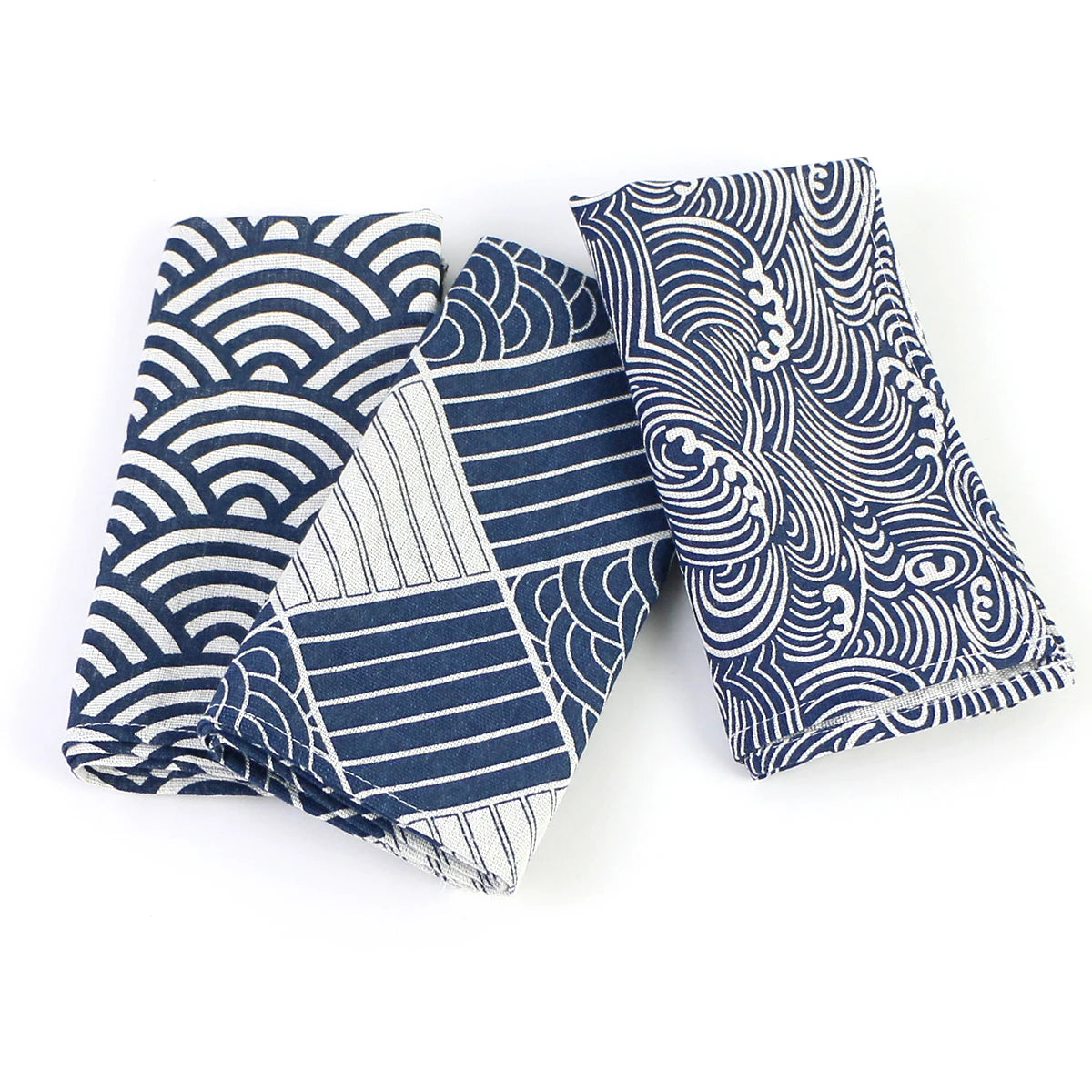 Des serviettes de bain bleu foncé avec des motifs géométriques et abstraits en blanc.