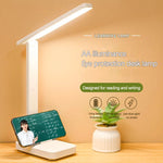 Lampe de bureau LED pliante en action avec livre
