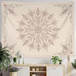 Tapisserie bohème beige utilisée comme tête de lit