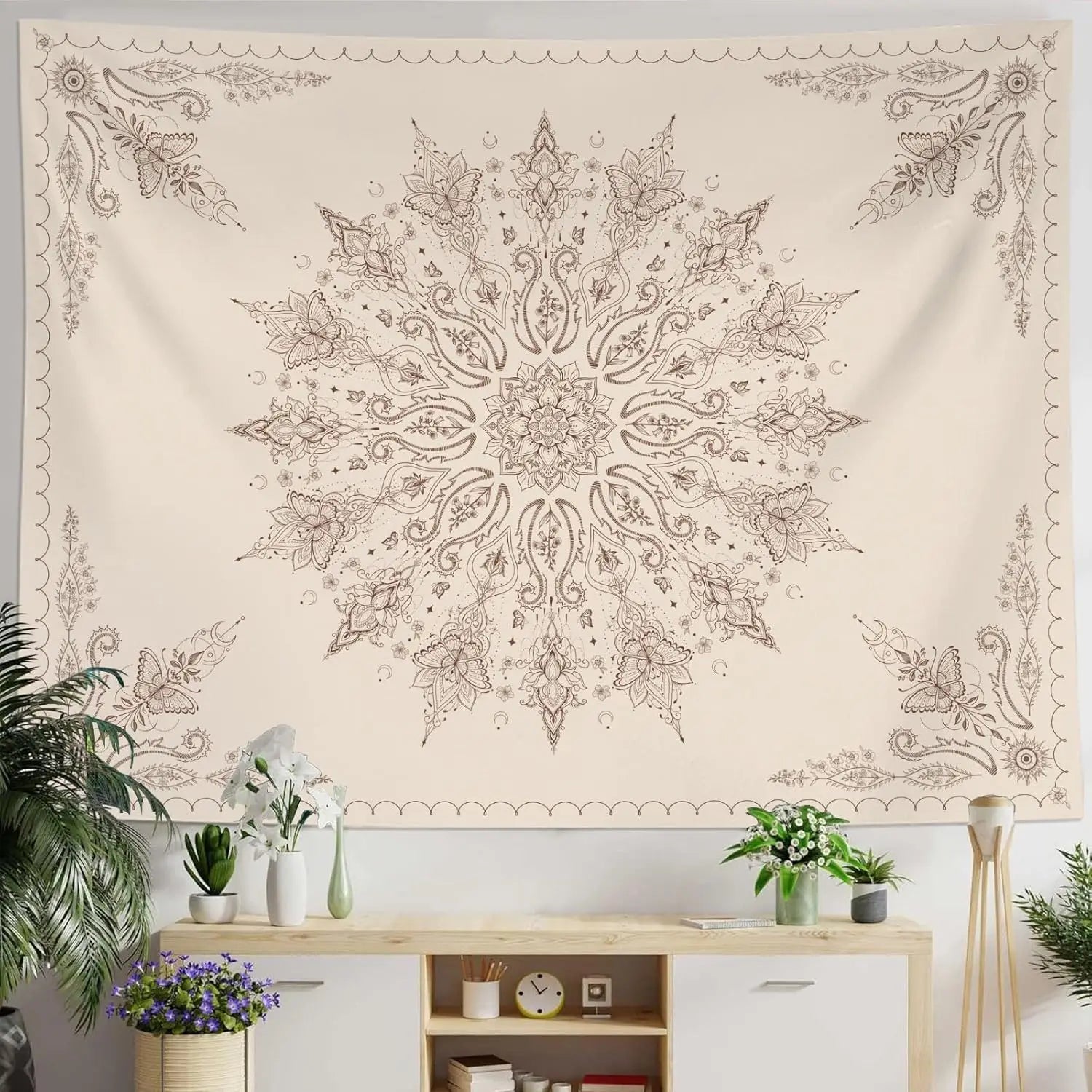 Tapisserie bohème beige utilisée comme tête de lit