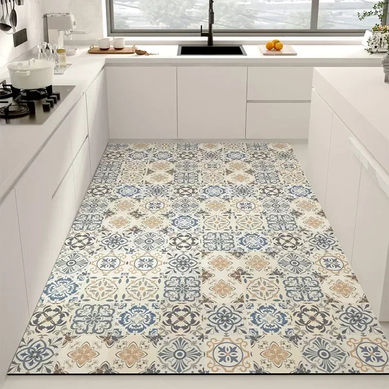 Un sol de cuisine moderne avec des carreaux de céramique motifs ornementaux en blanc, bleu et doré, créant une ambiance chaleureuse et harmonieuse.