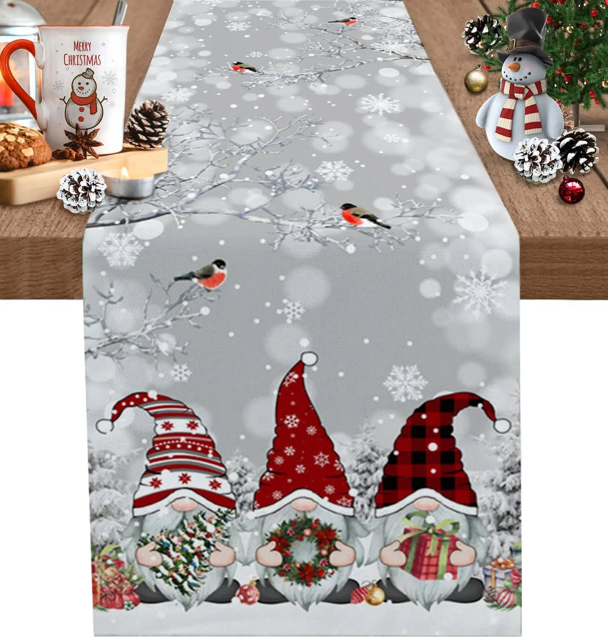 Des gnomes de Noël mignons et festifs dans une scène hivernale enneigée avec des oiseaux rouges-gorges.