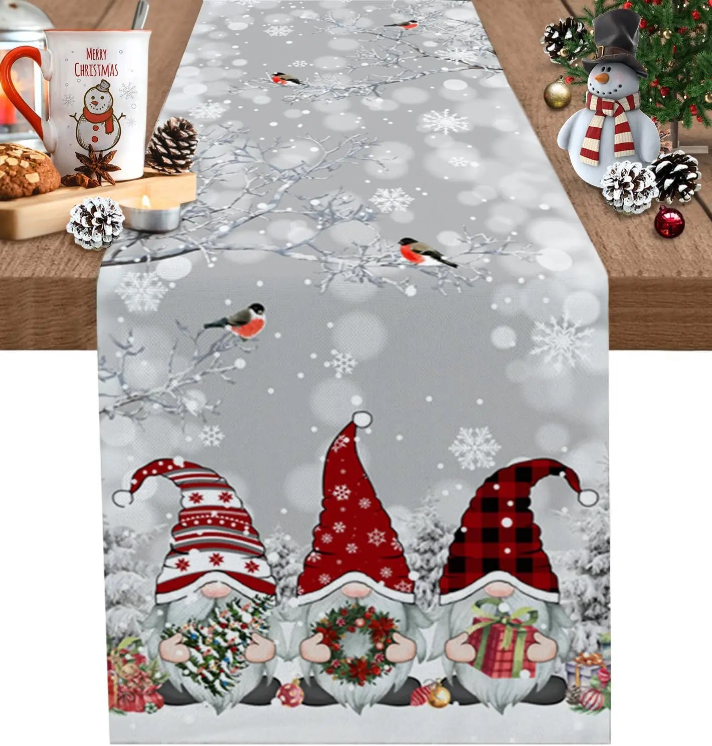 Des gnomes de Noël mignons et festifs dans une scène hivernale enneigée avec des oiseaux rouges-gorges.