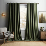 Rideaux de couleur verte installés dans un salon moderne, ornant une grande fenêtre. Ils ajoutent une touche élégante et raffinée à l'espace, complétant le décor avec goût. Leur hauteur et leur drapé créent une ambiance chaleureuse et accueillante, idéale pour un intérieur sophistiqué.